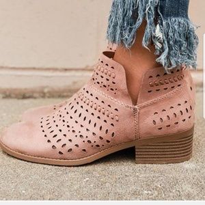 Jenna perforated Bootie in Blush